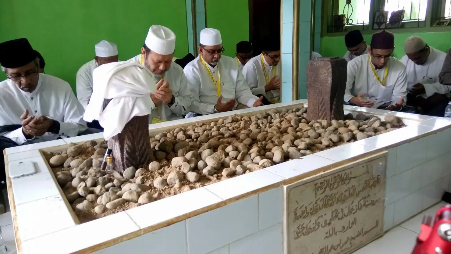 Makam Syekh Umar Sutadrana di Dusun Kaligintung Desa Guntur Madu Kec. Watumalang Kab. Wonosobo