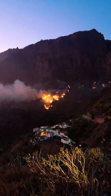 Por la noche el incendio de la cumbre de Gran Canaria  depende del viento 