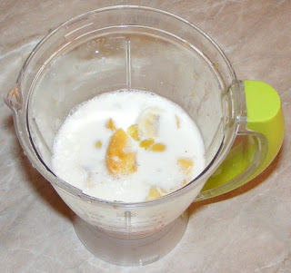 fructe si lapte la blender, preparare milkshake cu fructe, retete culinare,