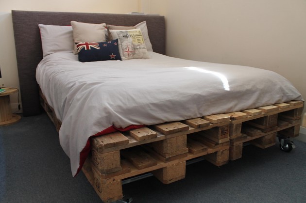 16 Desain tempat tidur unik dari kayu  pallet bekas 1000 