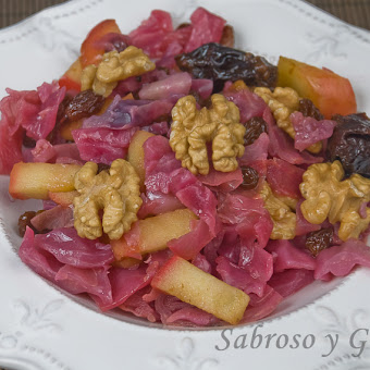 Ensalada templada de lombarda con nueces y manzana