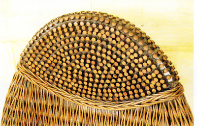 Keindahan kursi rotan menampilkan serat-serat alamiah, pori-pori yang halus, berbentuk bulat dan kesan alamia
