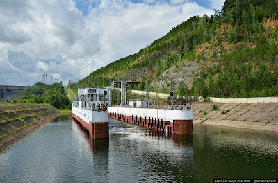 Elevador barcos Rusia Yenisei Krasnoyarsk passage of ships dam Russia