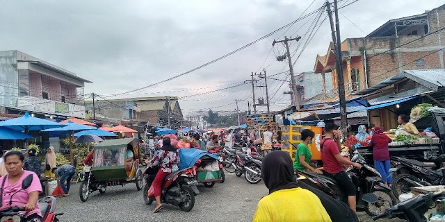 H-1 Lebaran, Masyarakat Padati Pasar Tradisional