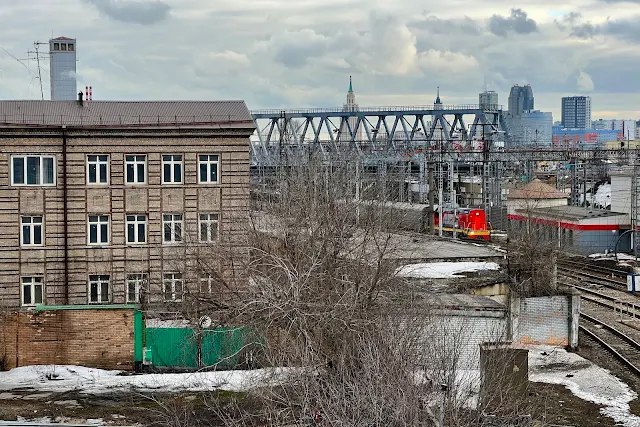 1-я Рыбинская улица (улица Сокольнический Вал), Третье транспортное кольцо, бывший Научно-исследовательский институт стандартизации и унификации (НИИСУ), парк Москва-3 железнодорожной станции Москва-Пассажирская-Ярославская