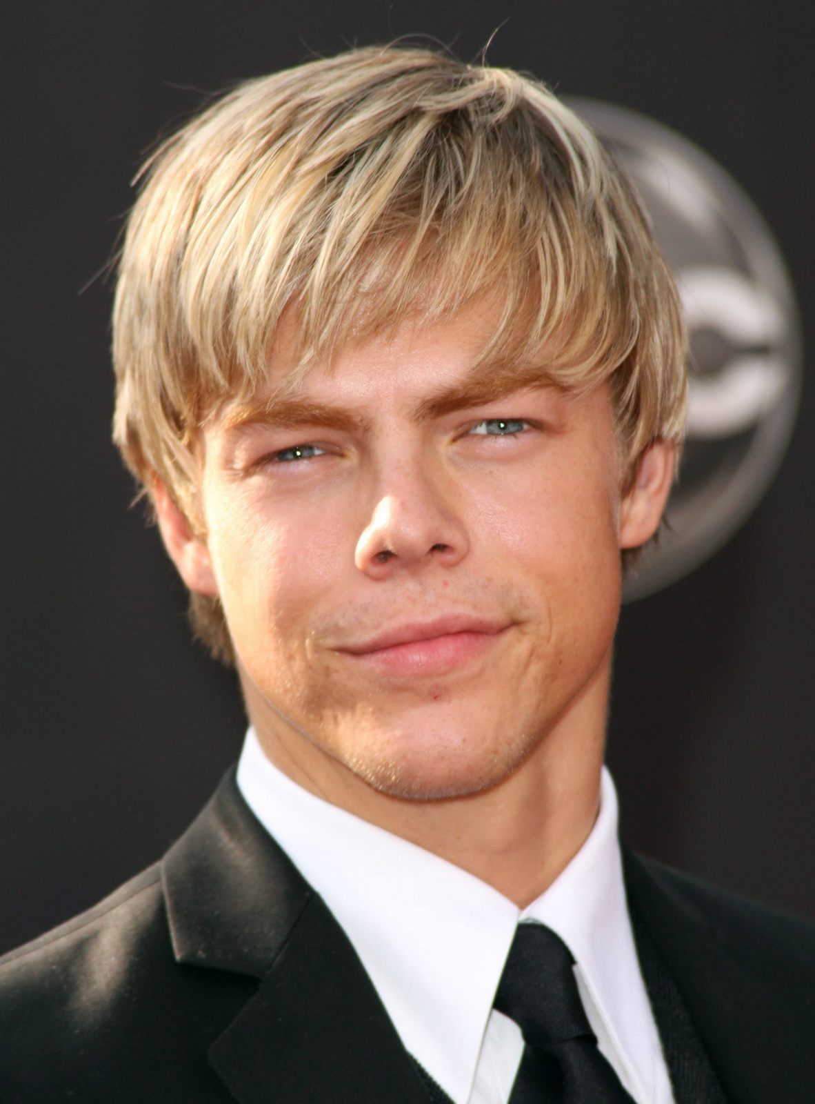 Short Bob Hairstyles: blonde highlights in brown hair men