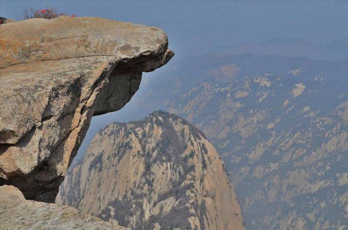 Mount Hua Shan is located near the southeast corner of the Ordos Loop section of the Yellow River basin, south of the Wei River valley, at the eastern end of the Qin Mountains, in southern Shaanxi province. It is part of the Qin Ling Mountain Range that divides not only northern and southern Shaanxi, but also China.