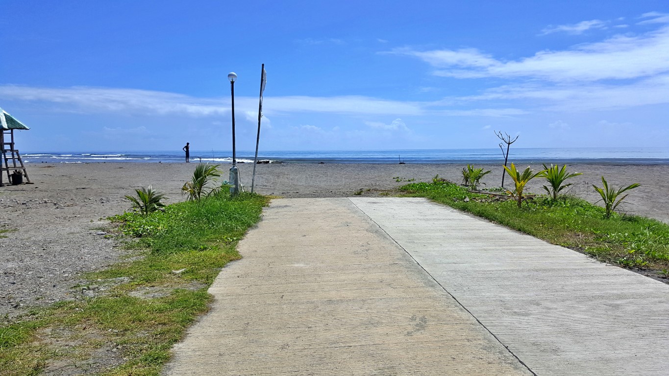 beach and surfing area at Sabang Daguitan Surf Camp in Dulag Leyte