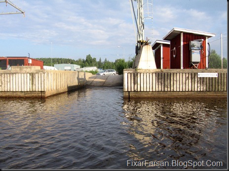 Sjösättning med Trailer av  Silver Styrpulpet på  Betongramp båttrailer (5)