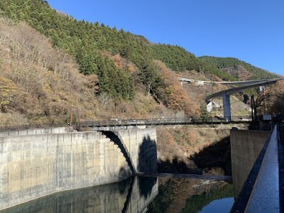 滝沢ダムの下部にある吊り橋