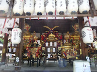 拝殿には三基の神輿も飾られている