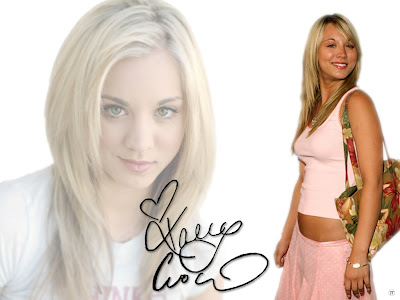 kaley cuoco with signature wallpapers 3240