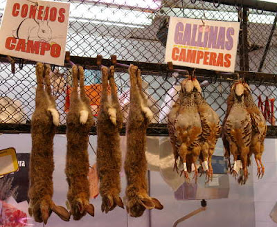 Kaninchen und Rebhühner in einer Markthalle von Sevilla