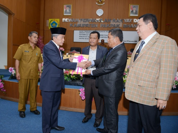 RAPAT PARIPURNA PEMANDANGAN UMUM FRAKSI ATAS NOTA PENGANTAR BUPATI PAKPAK BHARAT TENTANG RANPERDA P.APBD 2018  PAKPAK BHARAT / SUMUT.