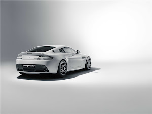 Aston Martin Vantage GT4 2011 (4)