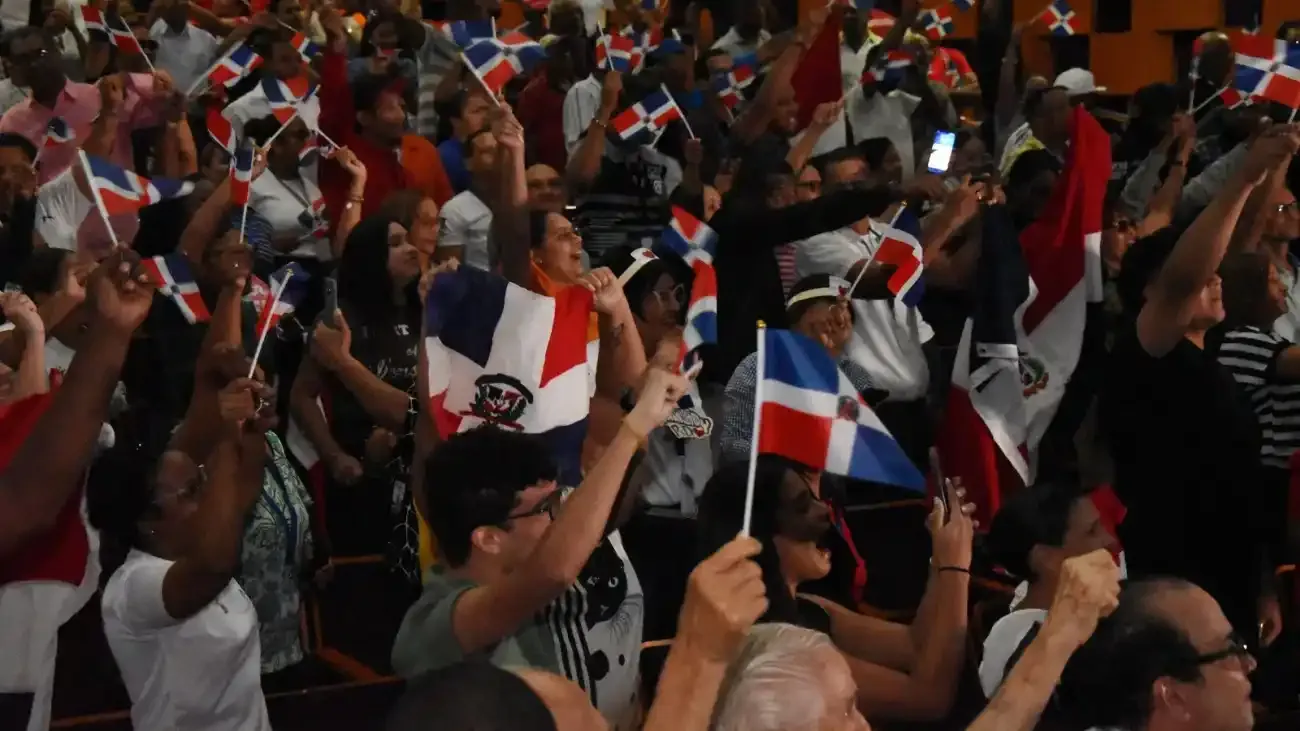 Dominicanos con bandera