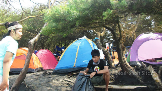 Beraksi membersihkan pantai dari sampah