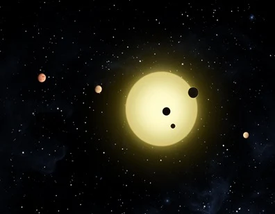 ilustração da estrela Kepler-11 e os seis planetas