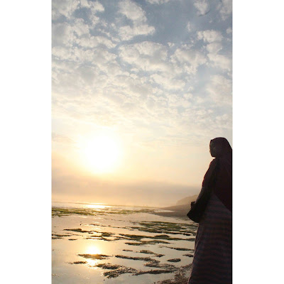 berhijab syari di pantai