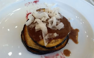 Lasaña de berenjenas con rabo de toro en su jugo asado.