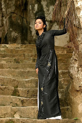 Viet Trinh in ao dai