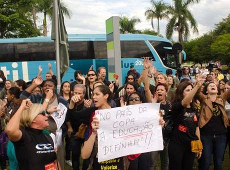 Hotel e ônibus da Seleção são cercados por manifestantes