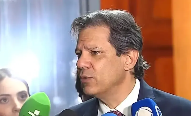 Ministro Haddad explica a origem do déficit em entrevista coletiva concedida a imprensa - Imagem: TV Cultura / Reprodução