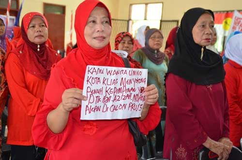 (Berita Dari Sabah): Wanita UMNO Malaysia Are Not Traitors - Azizah
