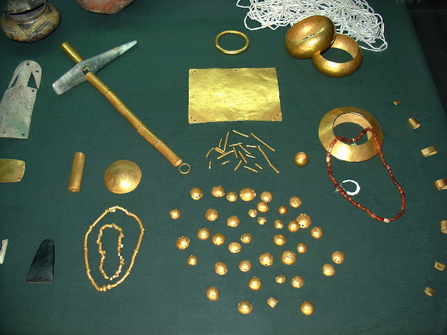 Золотые предметы, найденные в некрополе