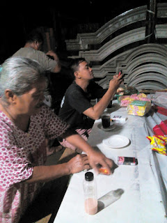 Ngopi diwarung penjual tua