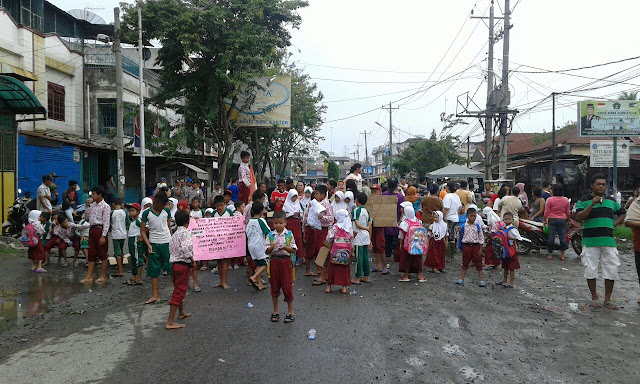 Protes Jalan Rusak dan Banjir, Kaum Ibu dan Pelajar Blokir Jalan Simpang Kantor