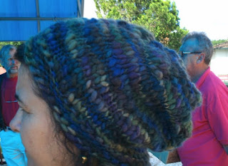 gorro de lã azul em cabeça de mulher