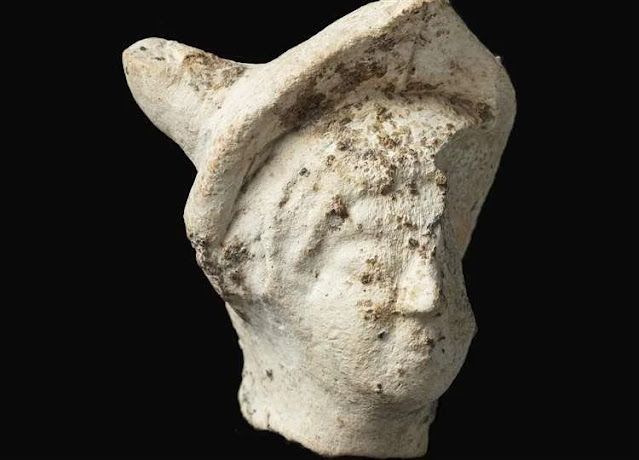 Το κεφάλι, ύψους μόλις 5 εκατοστών, είναι κατασκευασμένο από λευκό πηλό. [Credit: James Dobson/National Trust]