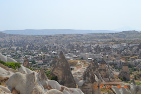 fotografia com uma visão geral do Vale de Goreme na Capadócia