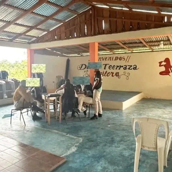 Estudiantes reciben clase en un bar 