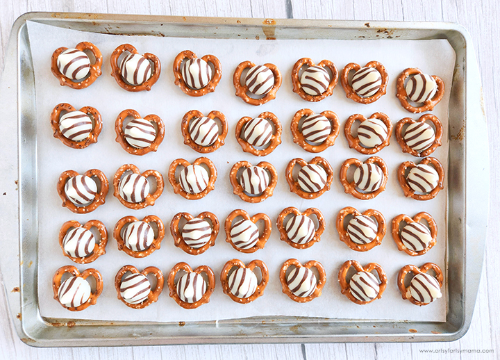 3-Ingredient Valentine Pretzel Hugs