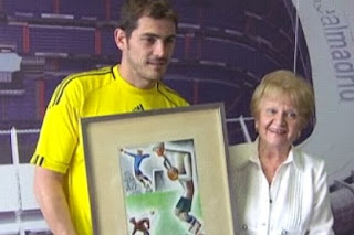 Iker Casillas with the picture of Zamora