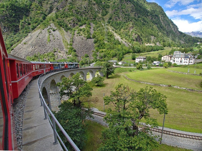 brusio-spiral-viaduct-2