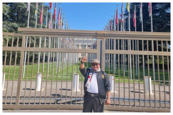 Ustaz Buchory Muslim: Dakwah Bukan Terorisme, Stop Islamofobia. Ustaz Buchory Muslim di depan Kantor PBB Jenewa.