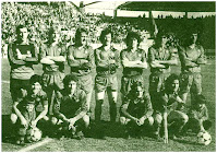 F. C. BARCELONA - Barcelona, España - Temporada 1980-81 - Artola, Schuster, Paco Martínez, Andrés Ramírez, Zuviría, Olmo y Alexanco; Estella, Esteban, Simonsen y Ramos - U. D. SALAMANCA 2 (Brizzola y Corchado) F. C. BARCELONA 1 (Esteban) - 15/03/1981 - Liga de 1ª División, jornada 28 - Salamanca, estadio del Helmántico -  Los jugadores del Barça posaban dejando el hueco en el lugar de Quini, que había sido secuestrado, y del que no se tenían todavía noticias tras dos semanas de cautiverio