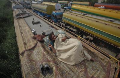 truck driver sleeps on the roof