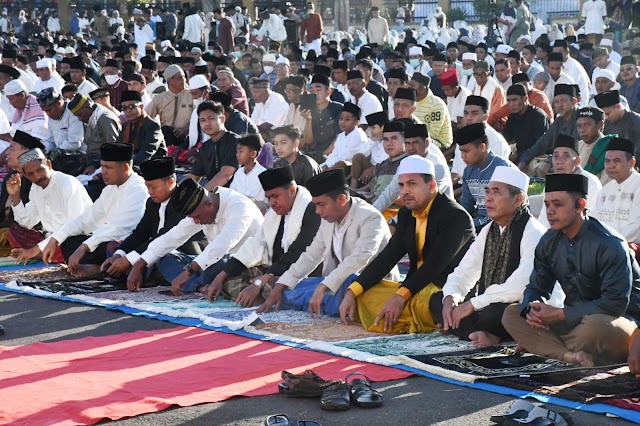 Ribuan Masyarakat Memadati Lapangan Beringin Bupati Dompu, Guna Melaksanakan Sholat IED