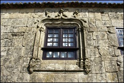 Linhares - janela manuelina da rua direita 1