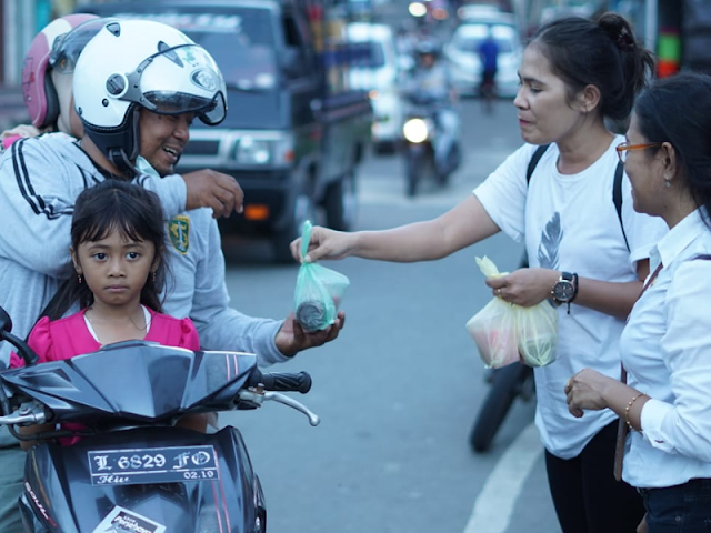 Tunjukan Kepedulian, Gema Tanimbar Bagi Takjil di Saumlaki