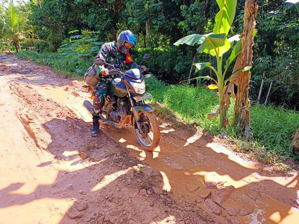 Jalan Berlumpur Bukan Halangan Bagi Satgas TMMD Ke- 111 Kodim 1207/Pontianak Untuk Terus Mengabdi