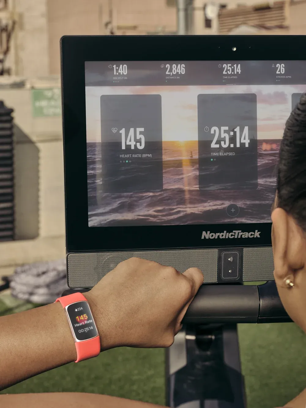 Google lancia Fitbit Charge 6, il tracker più avanzato di sempre | Video