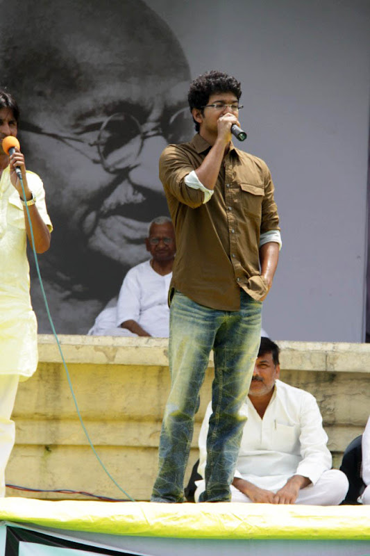 Vijay to fast with Anna Hazare gallery