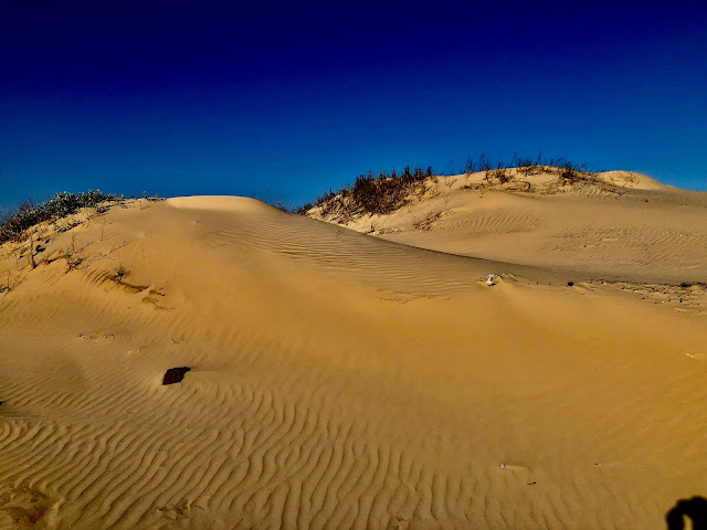 A foto mostra o gigante monte de areia móvel pela força do vento.