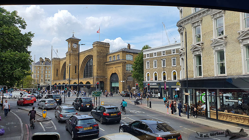 King Cross Station de dentro do ônibus.