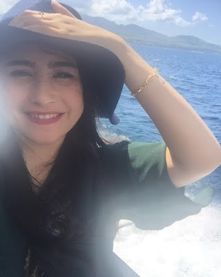 Prilly Latuconsina Jalan Jalan ke Laut